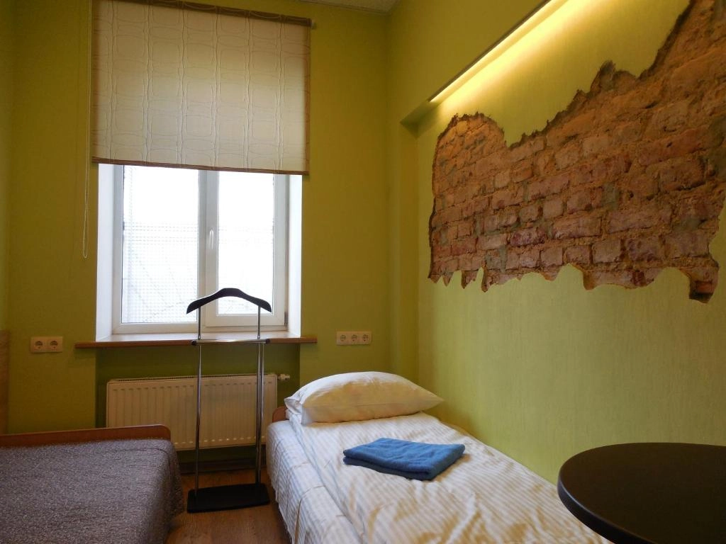 Divvietīga istaba ar koplietošanas vannas istabu
